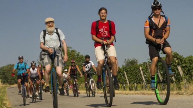 „Ein Rad – ein Herz“: Unter diesem Motto tourten Einradfahrer rund um den See.