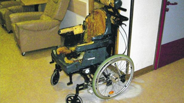 Die 62-jährige Verdächtige soll schon im Mai diesen Rollstuhl im Pflegeheim in Brand gesteckt haben.