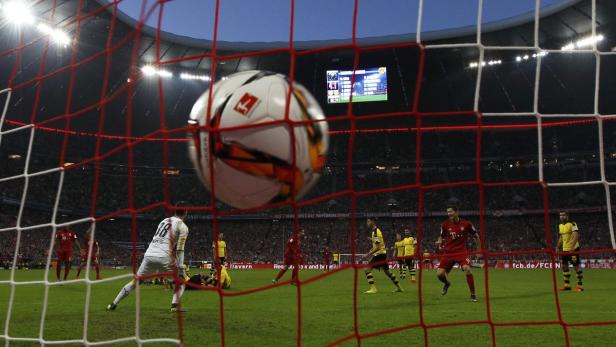 Ein Fußball liegt im Netz während eines Spiels zwischen Bayern München und Borussia Dortmund.