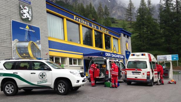 Einsatzkräfte der Bergrettung Ramsau: Am Hohen Dachstein waren vier Bergsteiger von einem Blitz getroffen worden.