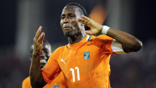 Didier Drogba jubelt in einem orangefarbenen Trikot mit der Nummer 11.