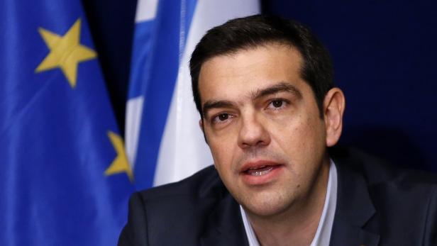 Alexis Tsipras vor den Flaggen der EU und Griechenlands.