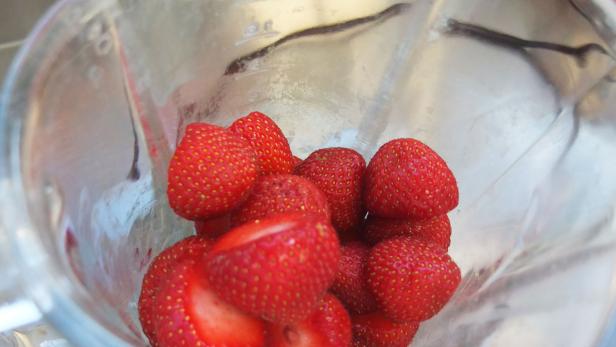 Das süße Menü startet mit einem Erdbeer-Smoothie: Dafür braucht es 250 g Erdbeeren, 0,5 l Soja-Frischmilch und 1 El Amaranth.