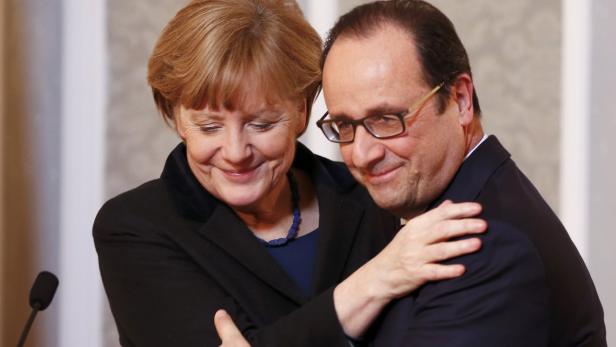 Angela Merkel umarmt François Hollande.