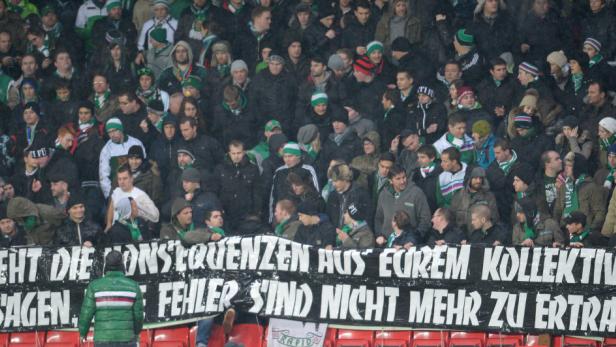 Fußballfans halten ein Banner mit der Aufschrift „Zieht die Konsequenzen aus eurem kollektiven Versagen, Fehler sind nicht mehr zu ertragen!“.