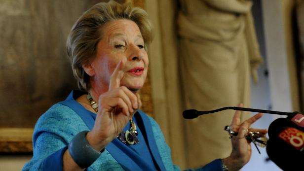 Simone Veil spricht bei einer Veranstaltung vor einem Mikrofon.