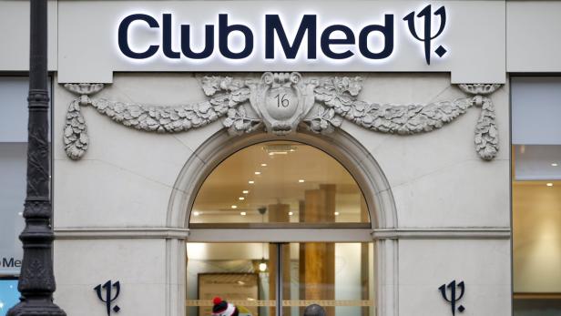 Die Fassade eines Club Med Büros mit dem Logo und dekorativen Elementen.