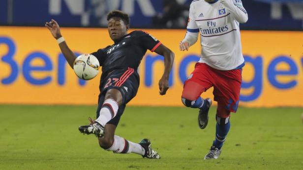 David Alaba vom FC Bayern München grätscht nach dem Ball.