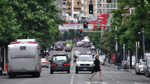 Mobilität in der Stadt (Bild: Auckland, Neuseeland): Das Auto ist dem Autor sein Klimabilanz-Tod. Grammatikalisch falsch, rechnerisch auch. Denn schlimmer geht’s immer.