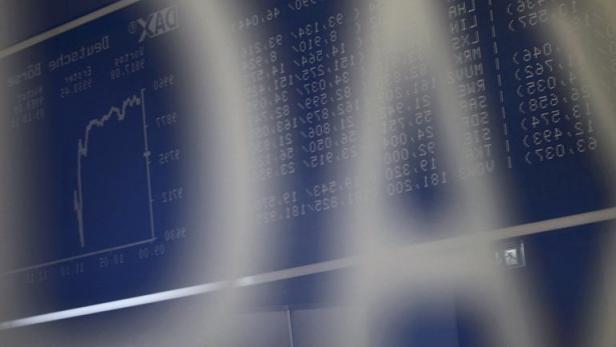 Ein Bildschirm zeigt Kursdaten und einen Chart des DAX.