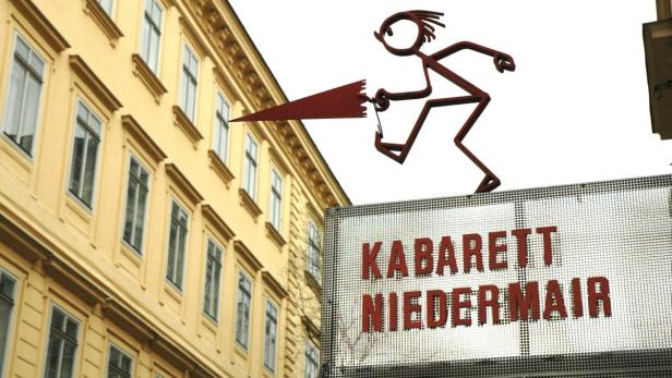 Das Schild des Kabarett Niedermair mit einer Draht-Skulptur eines Artisten.