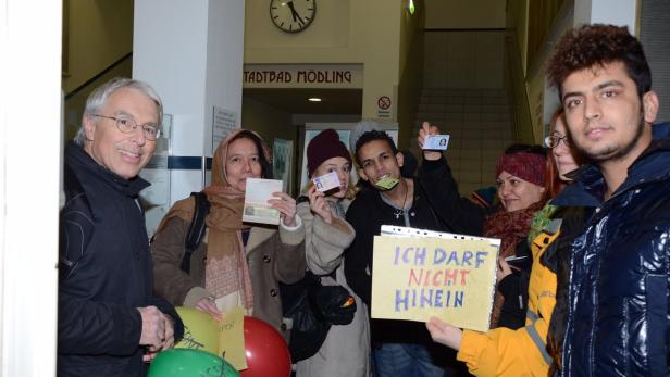 Proteste vor dem Hallenbad