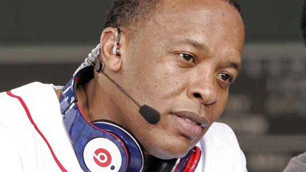 Dr. Dre mit seinen Kopfhörern.