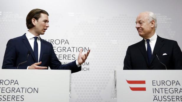 Sebastian Kurz bei einer Rede neben einem weiteren Mann vor einem Hintergrund mit dem Aufdruck „Europa Integration Äußeres“.
