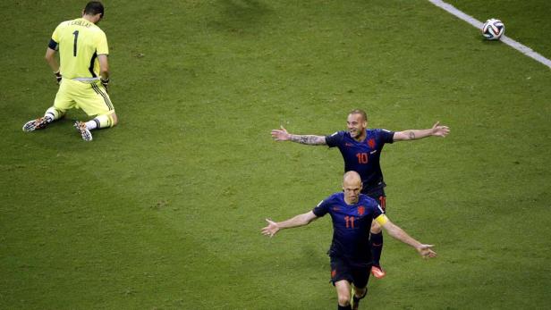 Casillas am Boden, Sneijder und Robben im Himmel.