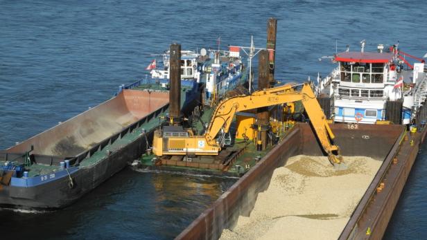 Eine Klappschute wird mit Grobkies beladen. Der Schotter wird in der Donau ausgebracht, um die Sohle zu stabilisieren.