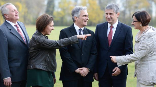 Bist Du dabei? Wer zur nächsten Regierung gehört, ist offen, wenngleich die Minister Hundstorfer, Heinisch-Hosek und Mikl-Leitner (v. li.) bei Kanzler Faymann und Vizekanzler Spindelegger (Mitte) gute Chancen hätten. Eines ist für SPÖ und ÖVP fix: Die nächste Regierung wird kleiner.