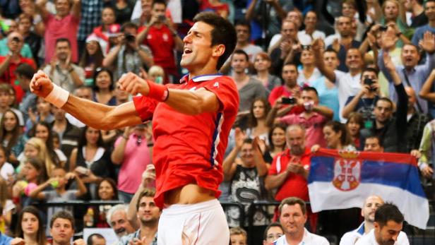 Der Weltranglistenerste Novak Djokovic jubelt für Serbien.