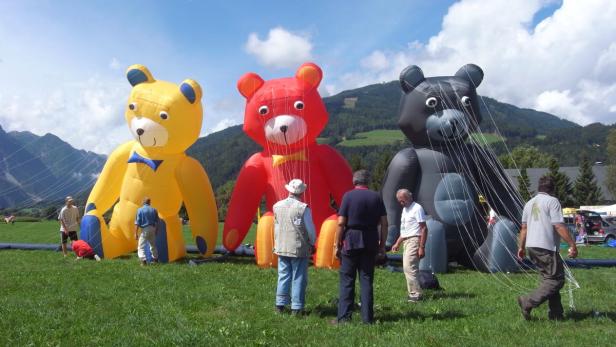 Auf Drachenfesten ist der Parndorfer Club ein gern gesehener Gast. Die fast 7 Meter hohen Bären beeindruckten auch am Drachenfest in Lienz.