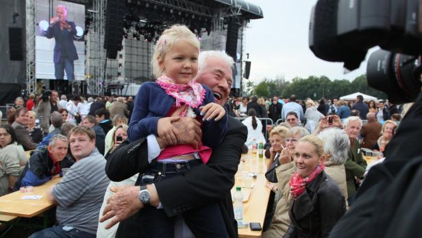 Auf den Arm genommen: Frank Stronach und die Kinderlein.