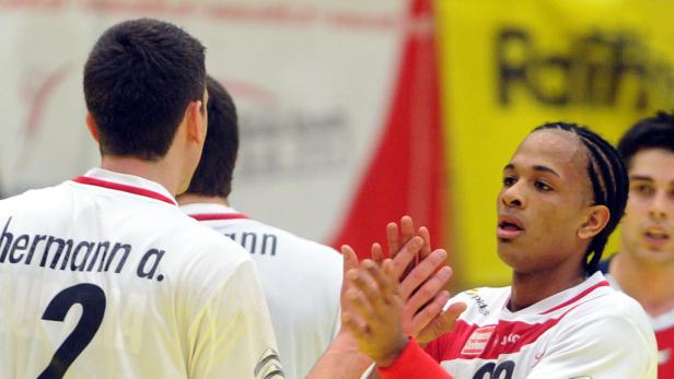 Ein Handballspieler klatscht seine Teamkollegen ab.