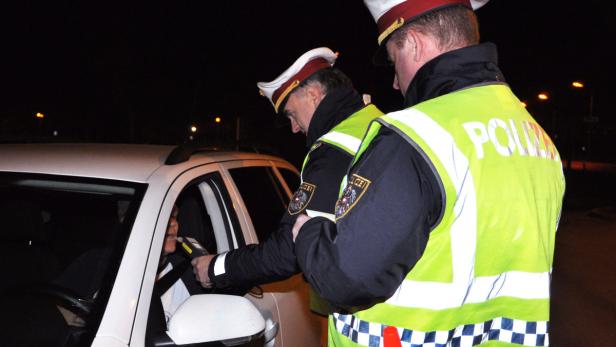 Bei einem Alkomat-Test wurde ein Polizist vom Wagen des 83-Jährigen erfasst. Dieser beging dann Fahrerflucht