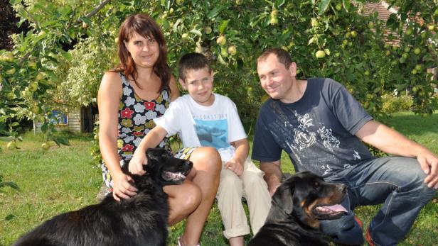 Florian, hier mit seinen Eltern und den Familienhunden.