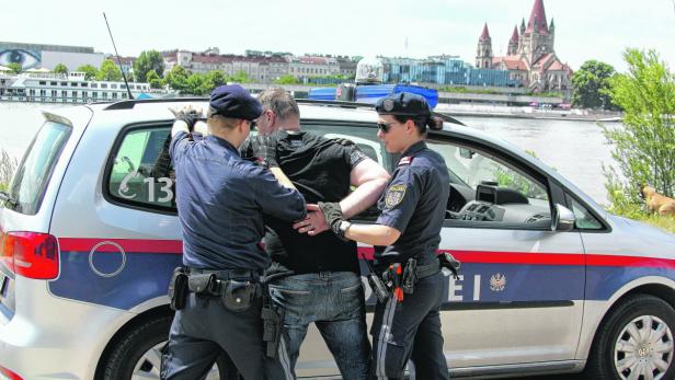 Festnahme nach einer Rauferei. Ein Polizist wurde dabei verletzt.