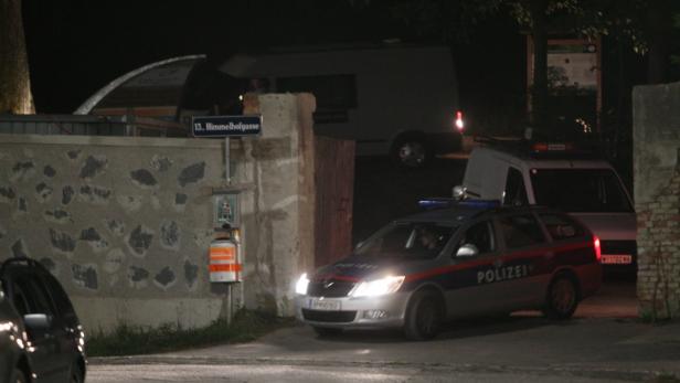 Ein Polizeiauto steht nachts in der 13. Himmelhofgasse.
