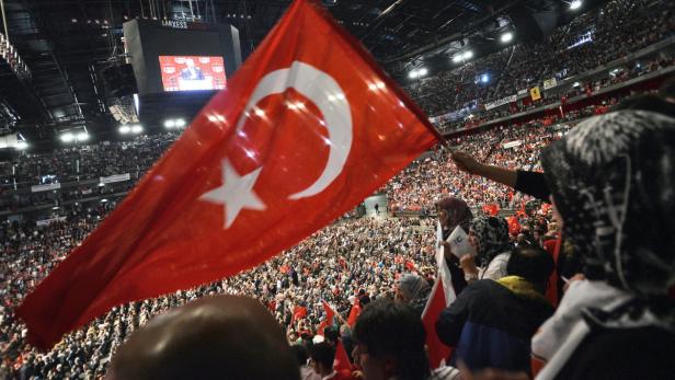 Mehrere Tausend Menschen werden am Donnerstag bei Erdogans Auftritt in der Wiener Albert-Schultz-Eishalle erwartet – hier Bilder von Erdogan-Fans im Mai in Köln.