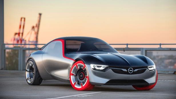 Ein silberfarbenes Opel-Konzeptauto mit roten Akzenten steht auf einem Parkdeck.