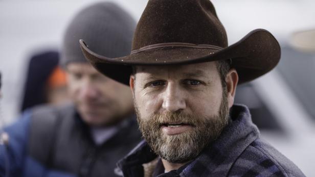 Ein Mann mit Bart und Cowboyhut blickt in die Kamera.