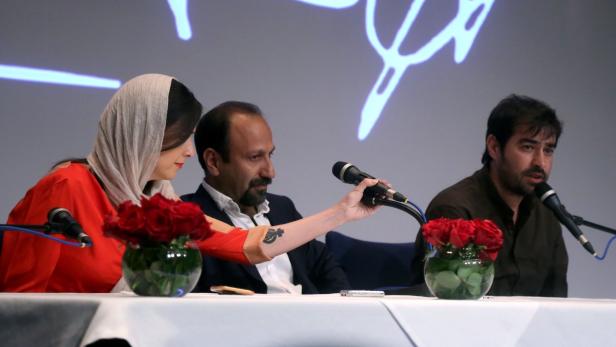 Taraneh Alidoosti (links) bei einer Pressekonferenz in Teheran.