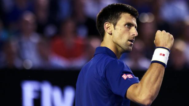 Novak Đoković ballt die Faust während eines Tennisspiels.