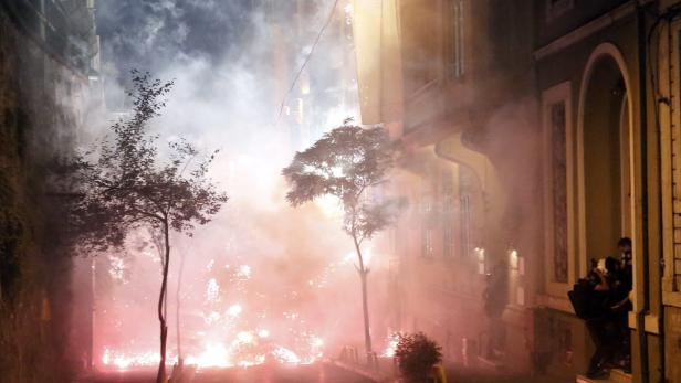 Tränengas, Wasserwerfer und Plastikgeschoße: In Istanbul kam es bei Protesten gegen die Regierung wieder zu Gewalt.