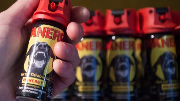 Die Angestellte wehrte sich mit einem Pfefferspray (Symbolbild).