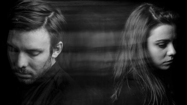 Ein Schwarzweißporträt eines Mannes und einer Frau, beide mit ernstem Ausdruck.