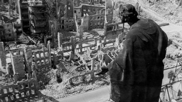 Das Bild, das die Erinnerung an Dresdens Zerstörung prägt: Blick vom Rathaus auf die Altstadt.