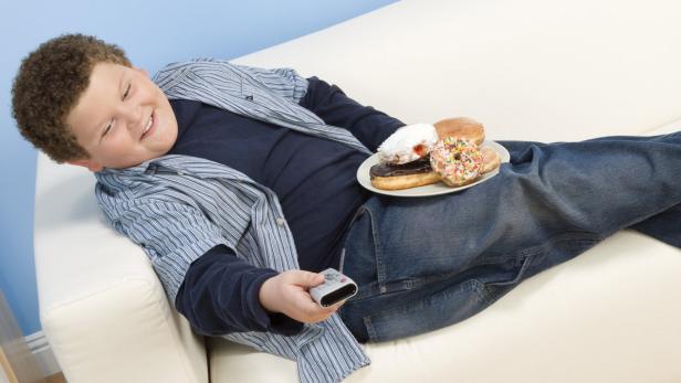 Ungesunde Ernährung und wenig Bewegung sind die Hauptursachen für Übergewicht bei Kindern.