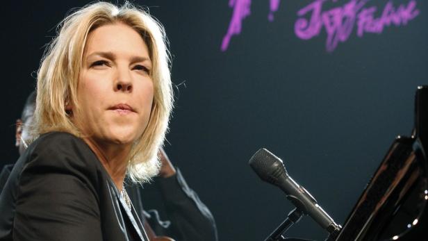 Aktuell inszeniert sich Diana Krall als Popdiva mit Evergreens wie „California Dreamin&#039;“, „Alone Again“ oder „Desperado“