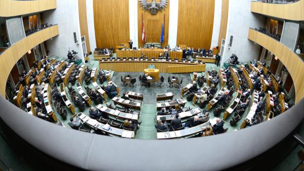 Blick in den Plenarsaal des österreichischen Parlaments in Wien.