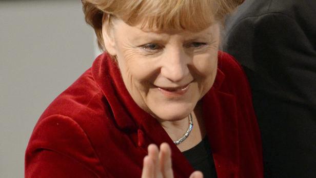Angela Merkel, 60, am Donnerstag Abend: „Tschüss – ich bin dann ’mal weg und rette die Welt!“