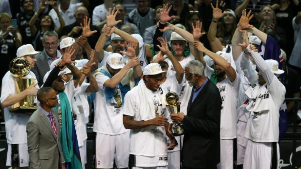 Das Team der San Antonio Spurs feiert den Gewinn der NBA-Meisterschaft.
