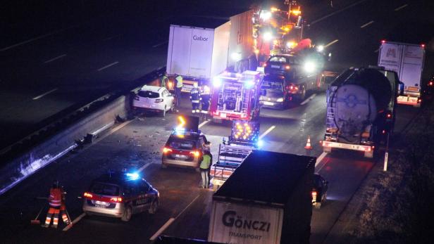 Lkw-Zug landete mit geplatzem Treibstofftank in Mittelleitschiene