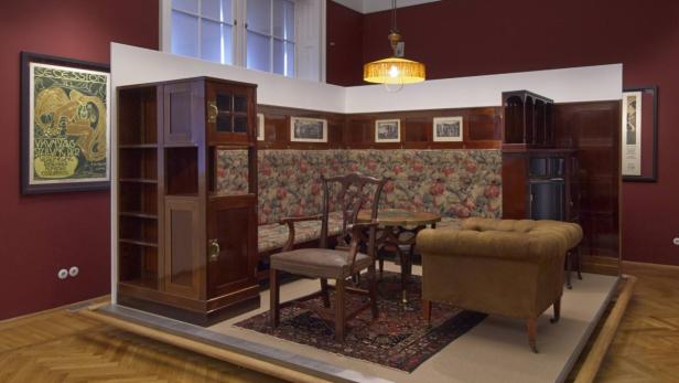 Ein ganzes Zimmer wird Objekt am Podest: Die von Adolf Loos entworfene Sitzecke aus dem Herrenzimmer von Mary und Gustav Turnowsky, Wien 1900.