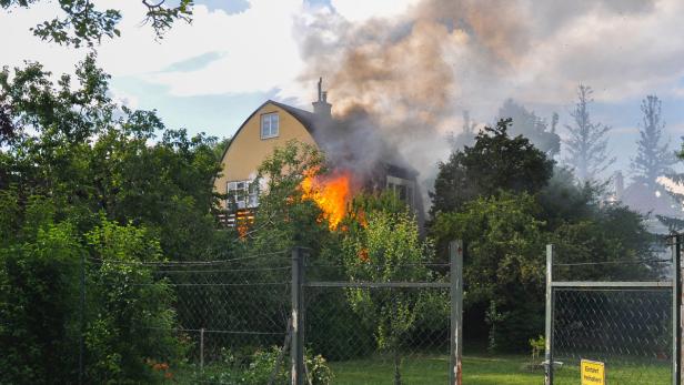 Das in Brand stehende Wohnhaus.