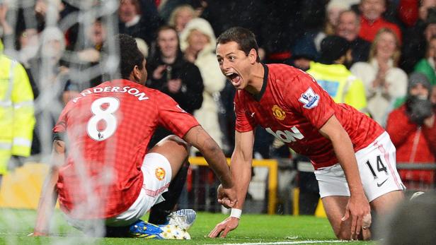 Javier Hernández bejubelt mit seinem Mannschaftskollegen Anderson ein Tor für Manchester United.