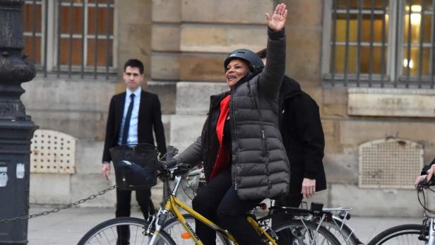 Eleganter Abgang: Nach ihrem Rücktritt radelte Minister Christiane Taubira davon