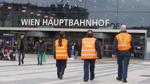 Auf den Bahnhöfen patrouillieren Securitys, die ÖBB will die Truppe aufstocken.