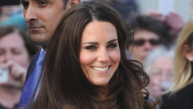 Catherine, Prinzessin von Wales, lächelt in die Kamera.